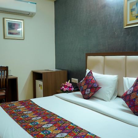 Hotel The Luxe 18 - Golf Course Road Gurgaon Bagian luar foto