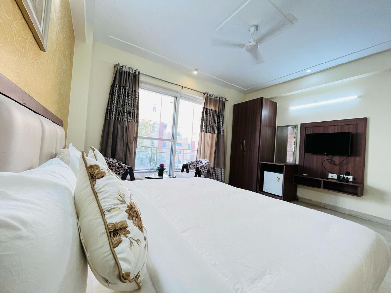 Hotel The Luxe 18 - Golf Course Road Gurgaon Bagian luar foto