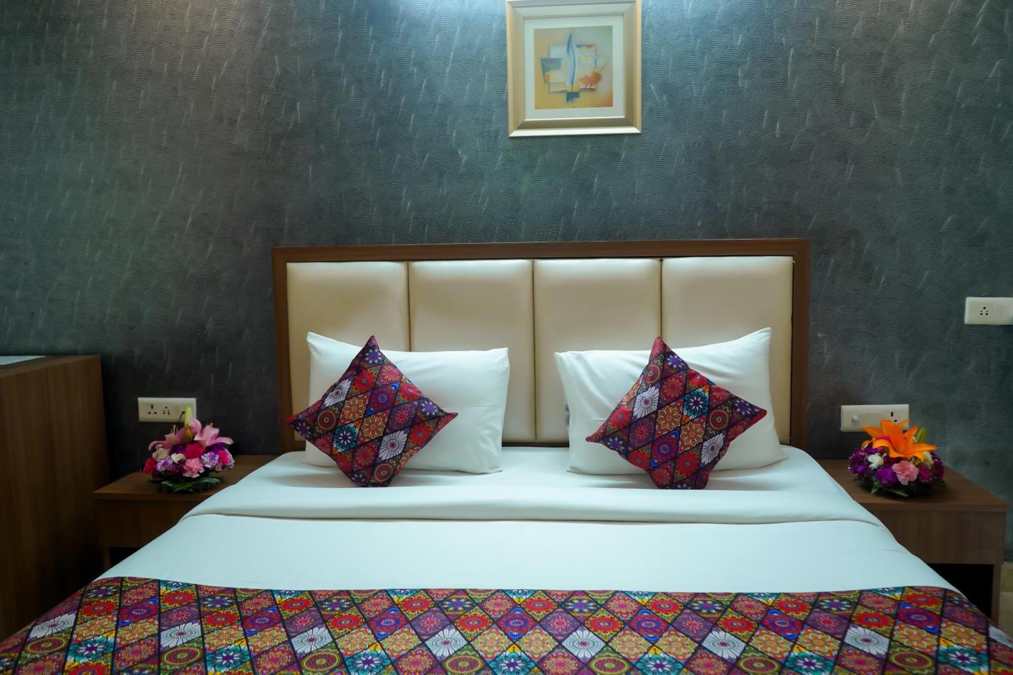 Hotel The Luxe 18 - Golf Course Road Gurgaon Bagian luar foto