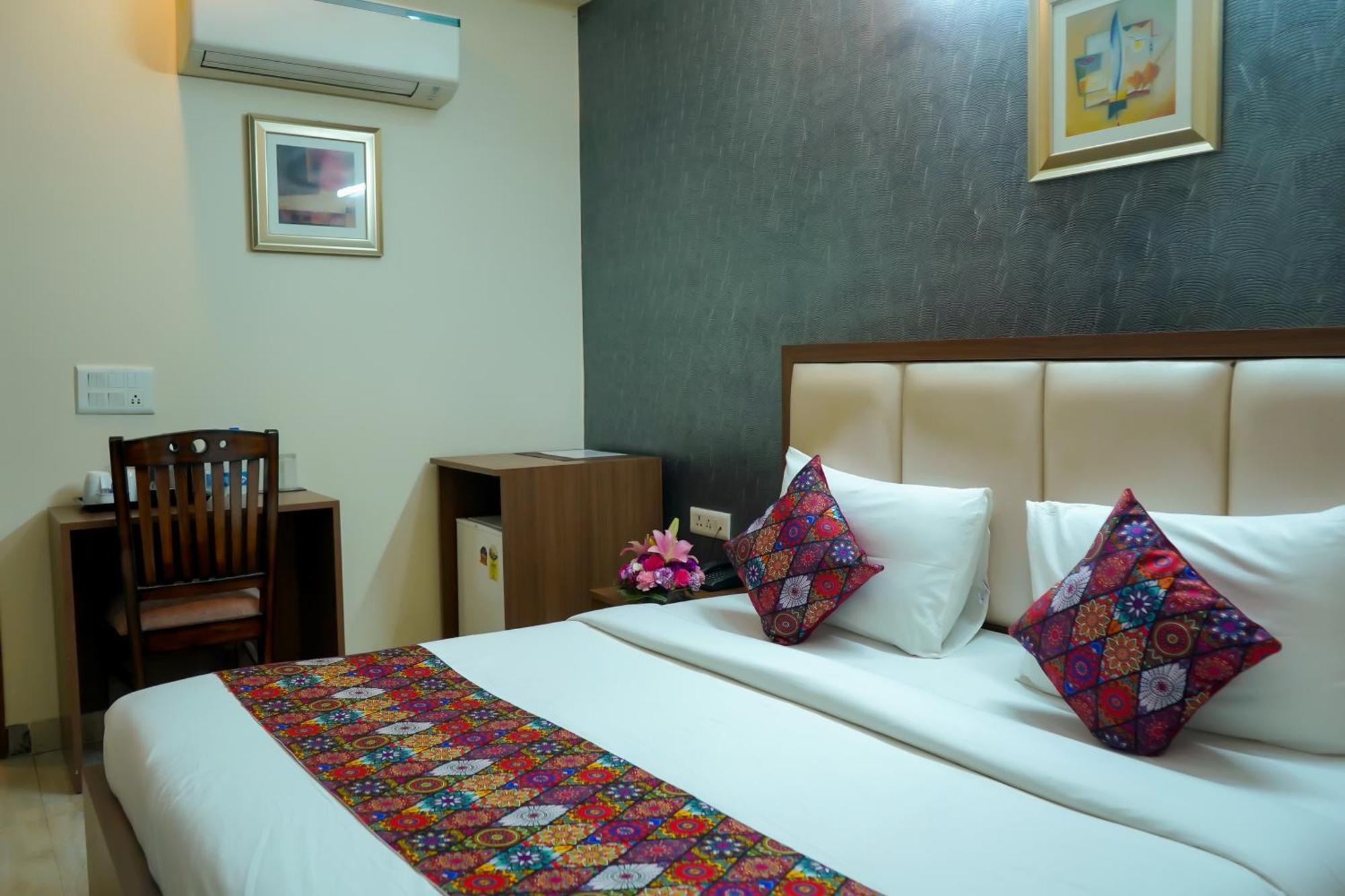 Hotel The Luxe 18 - Golf Course Road Gurgaon Bagian luar foto