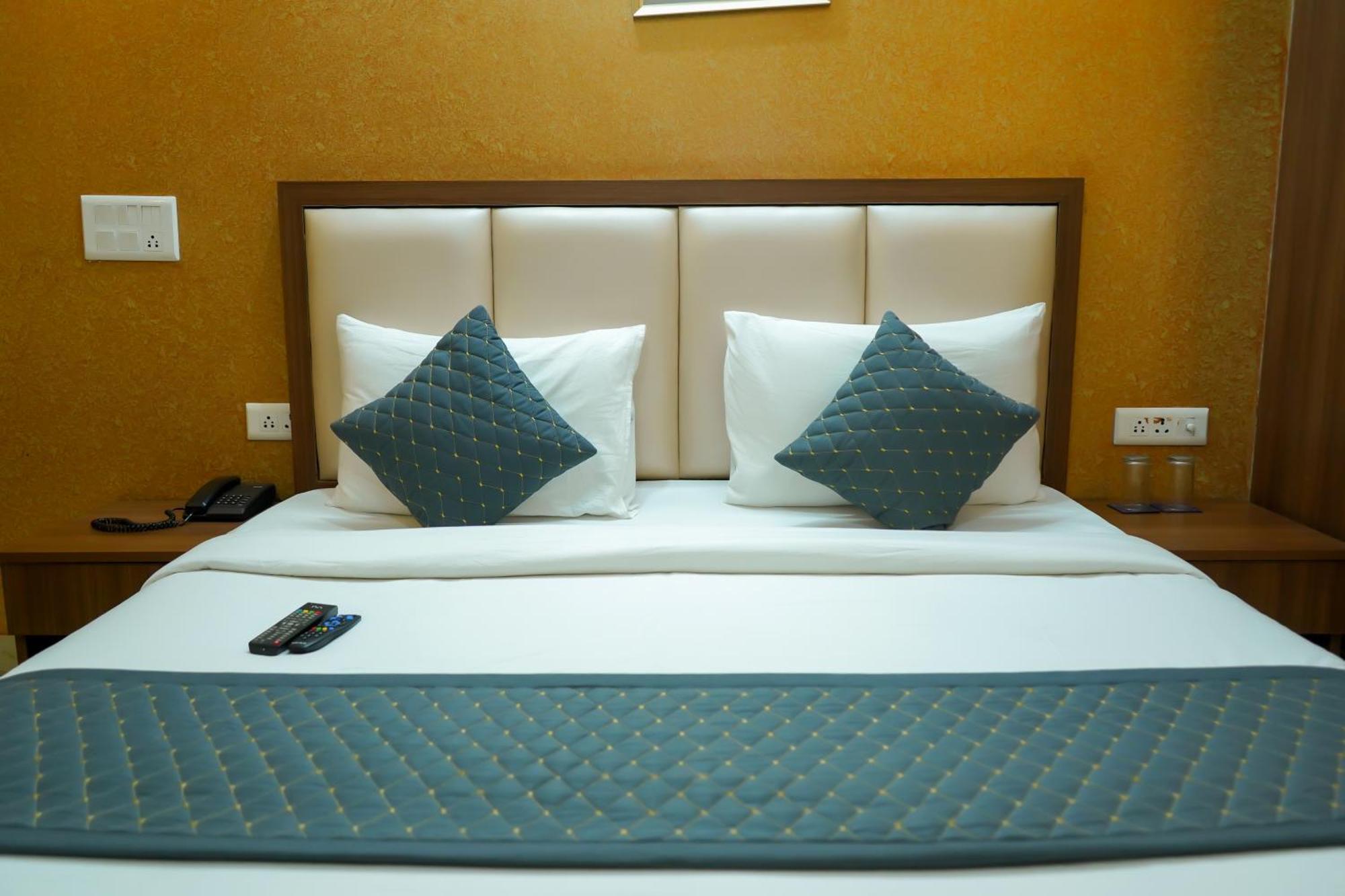 Hotel The Luxe 18 - Golf Course Road Gurgaon Bagian luar foto