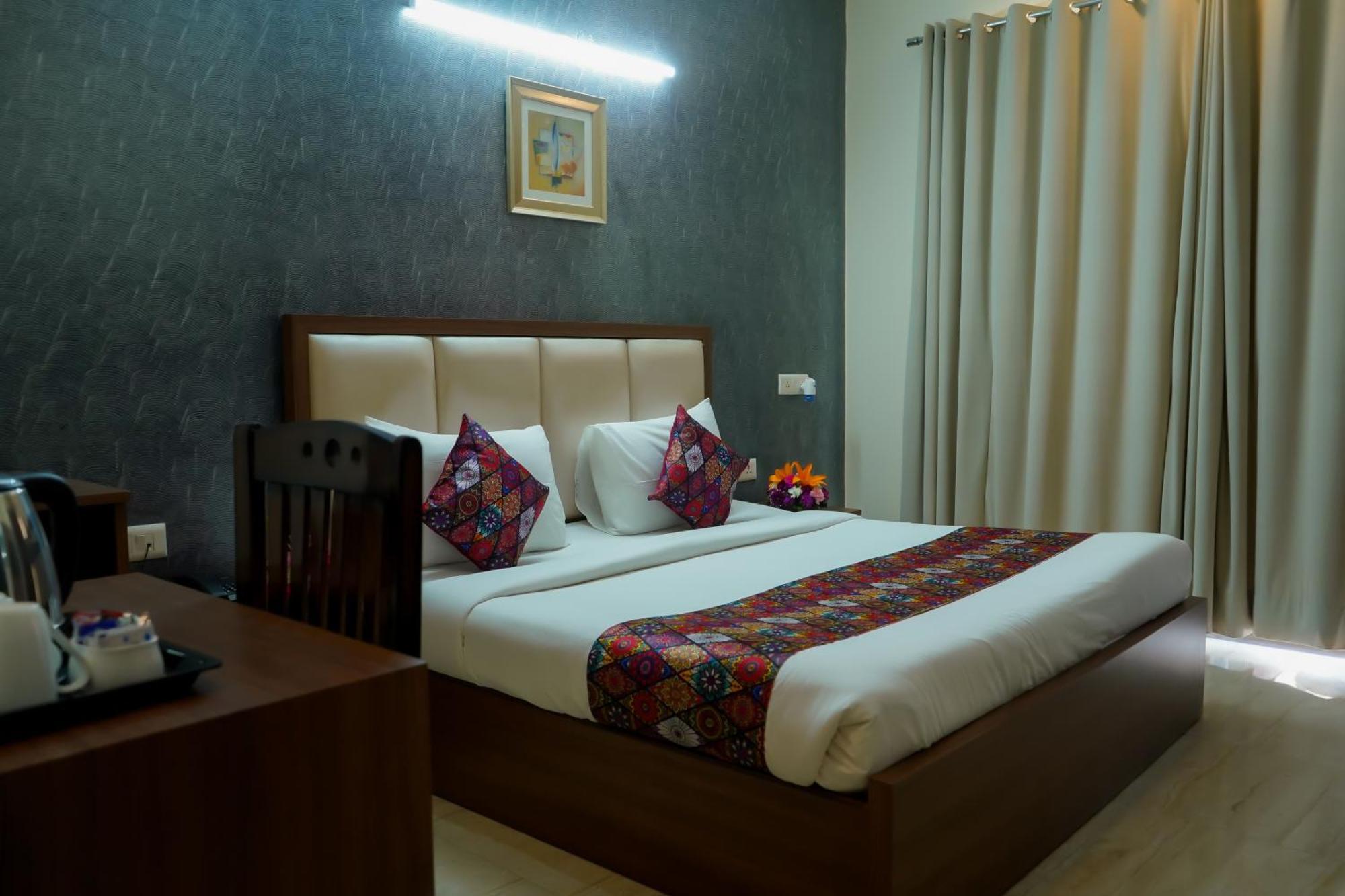 Hotel The Luxe 18 - Golf Course Road Gurgaon Bagian luar foto