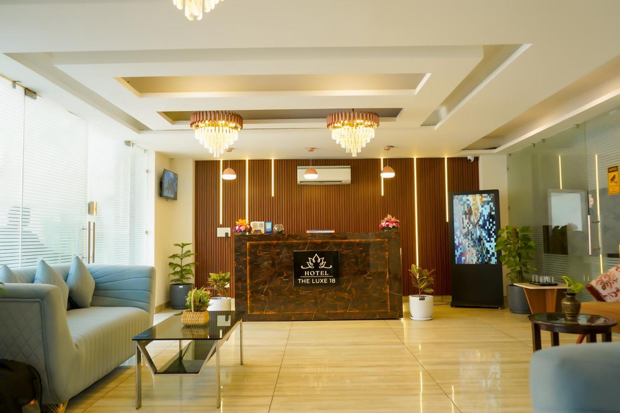 Hotel The Luxe 18 - Golf Course Road Gurgaon Bagian luar foto