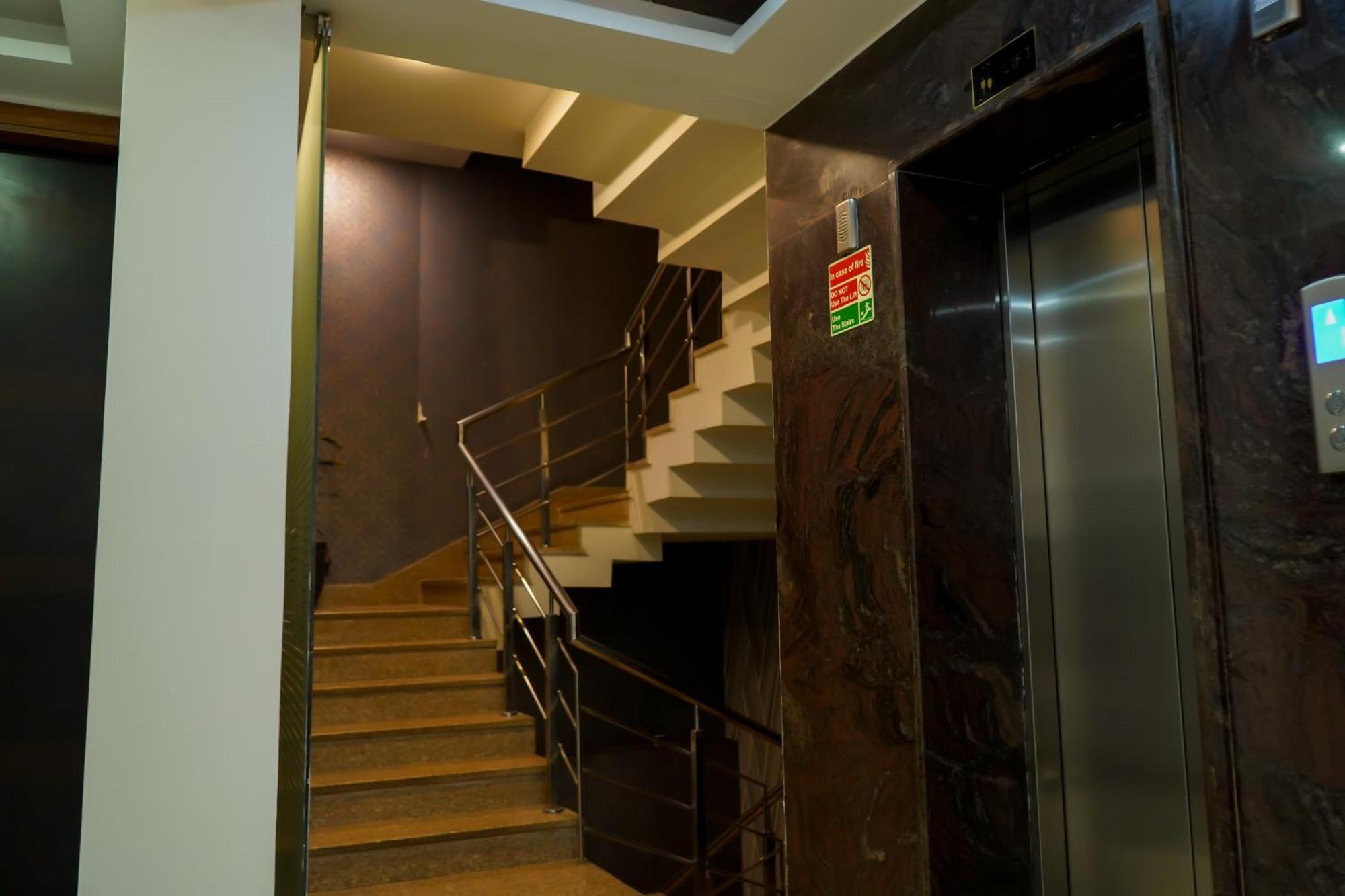 Hotel The Luxe 18 - Golf Course Road Gurgaon Bagian luar foto