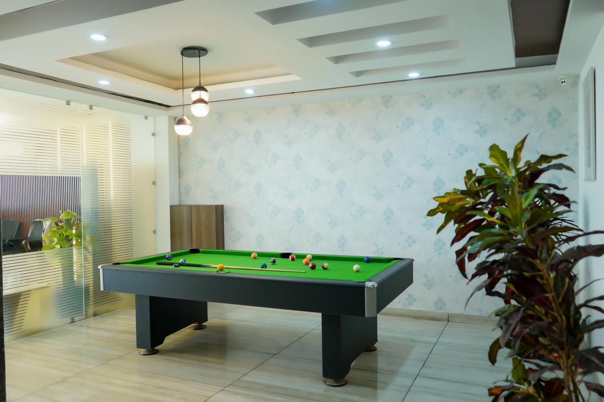 Hotel The Luxe 18 - Golf Course Road Gurgaon Bagian luar foto