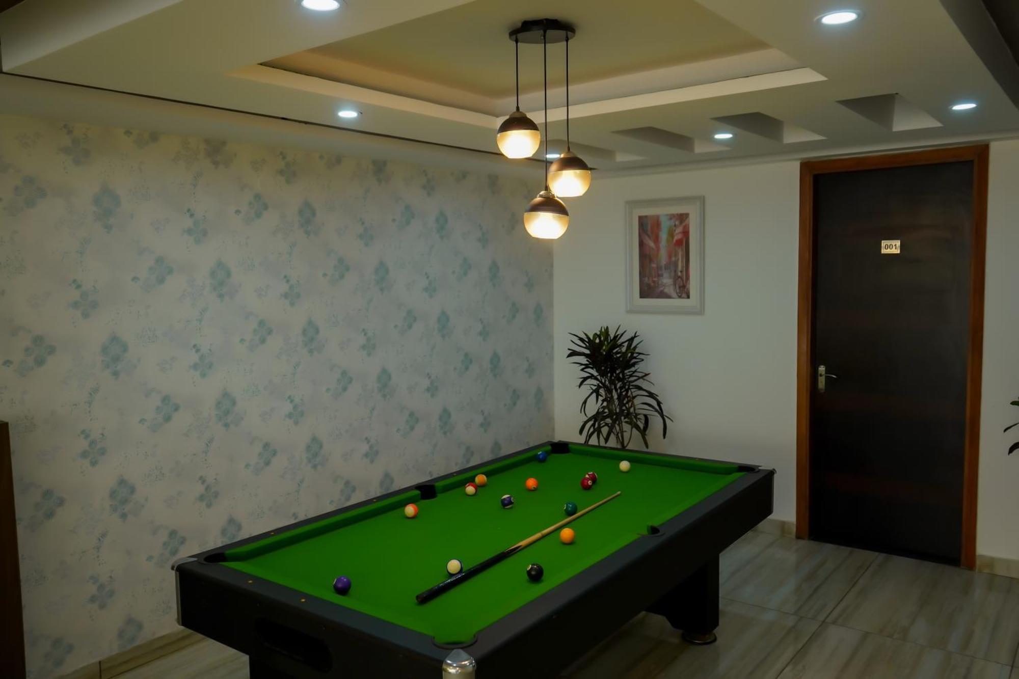 Hotel The Luxe 18 - Golf Course Road Gurgaon Bagian luar foto