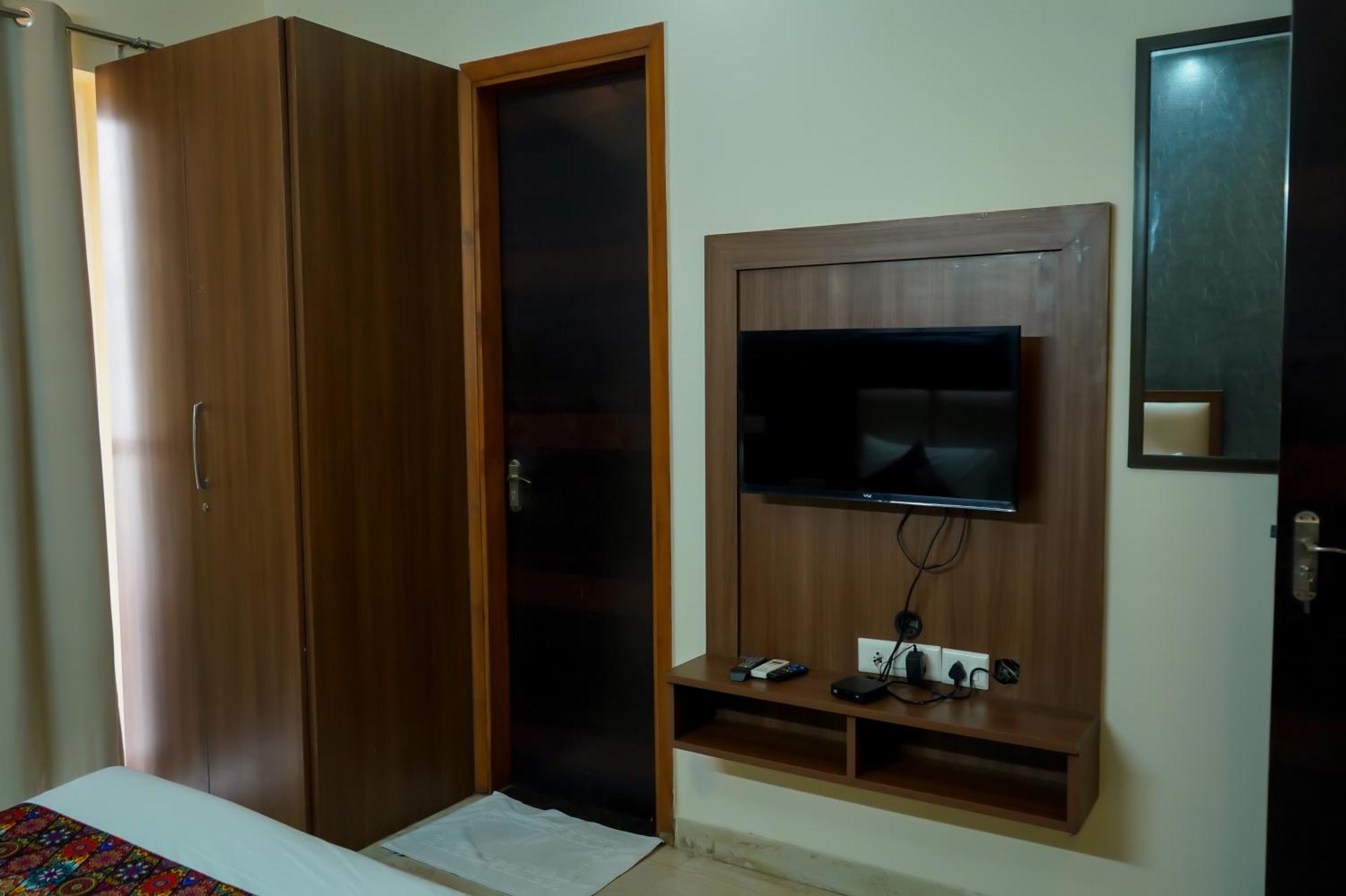Hotel The Luxe 18 - Golf Course Road Gurgaon Bagian luar foto