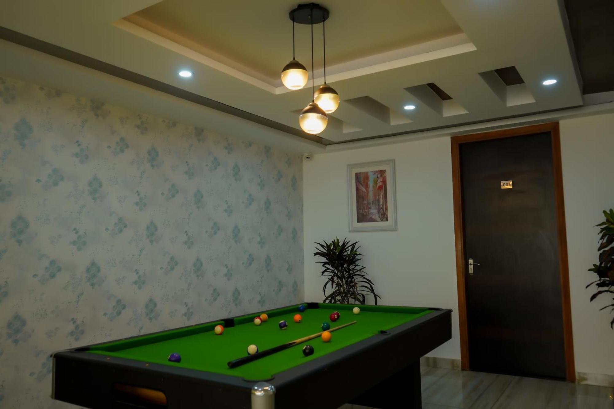 Hotel The Luxe 18 - Golf Course Road Gurgaon Bagian luar foto