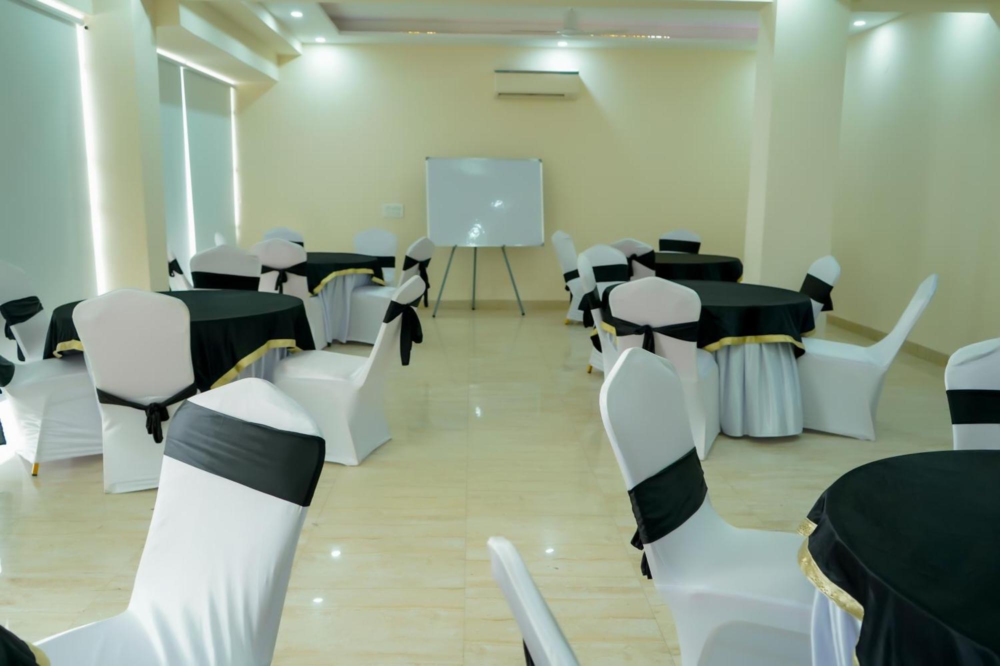 Hotel The Luxe 18 - Golf Course Road Gurgaon Bagian luar foto