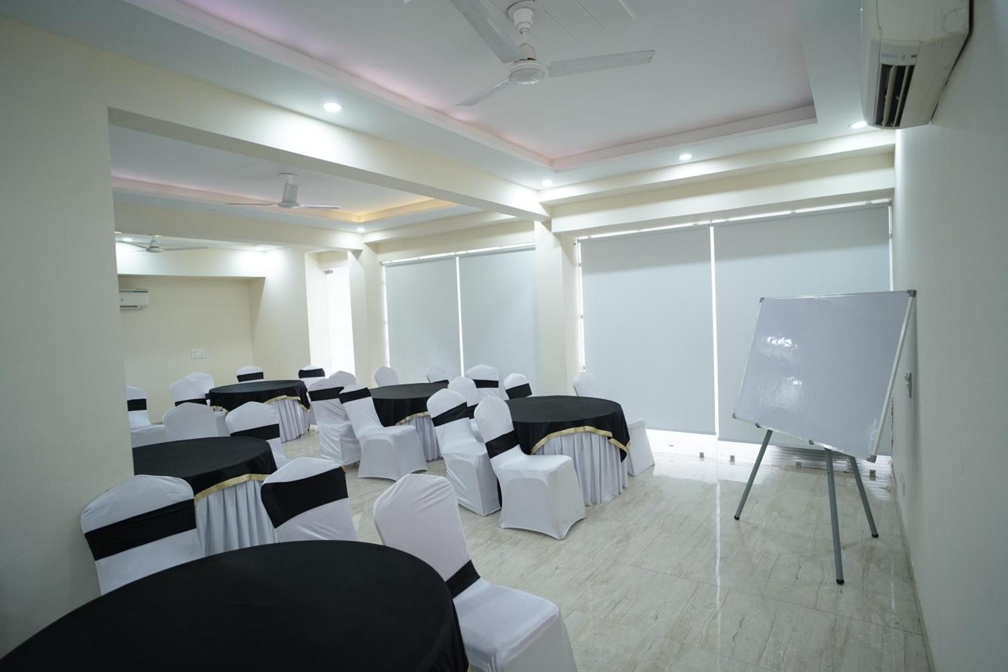 Hotel The Luxe 18 - Golf Course Road Gurgaon Bagian luar foto